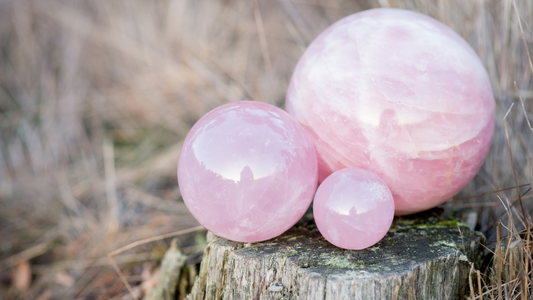 QUARTZ ROSE : GUIDE COMPLET SUR LA PIERRE DE L’AMOUR ET DE LA DOUCEUR - Cristaux Magiques