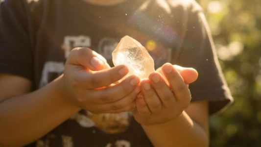 Pierres pour les enfants : quelles pierres choisir pour calmer, protéger et développer la confiance ?