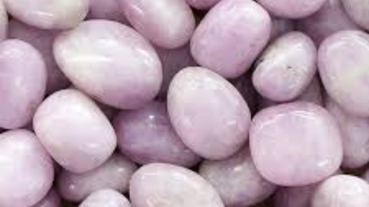 Kunzite : la pierre du cœur, de la tendresse et de l’apaisement émotionnel - Cristaux Magiques