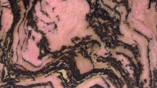 Rhodonite : la pierre du pardon et de l’équilibre émotionnel