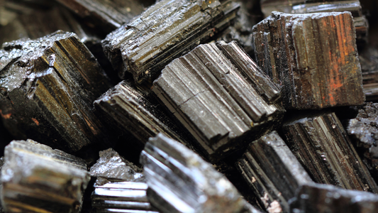 Tourmaline Noire : la pierre de protection et d'ancrage absolus